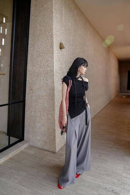 胯宽女明星的穿搭心机：选对裙子显瘦，梨形身材避雷指南