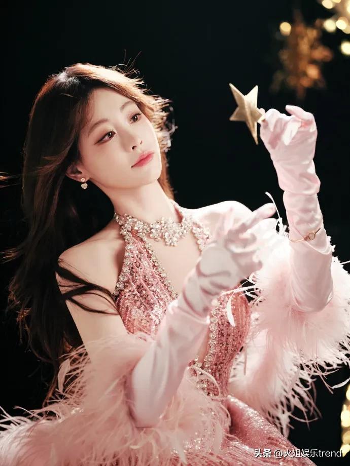 晚装女明星_暗夜玫瑰气质_红露肩晚礼服